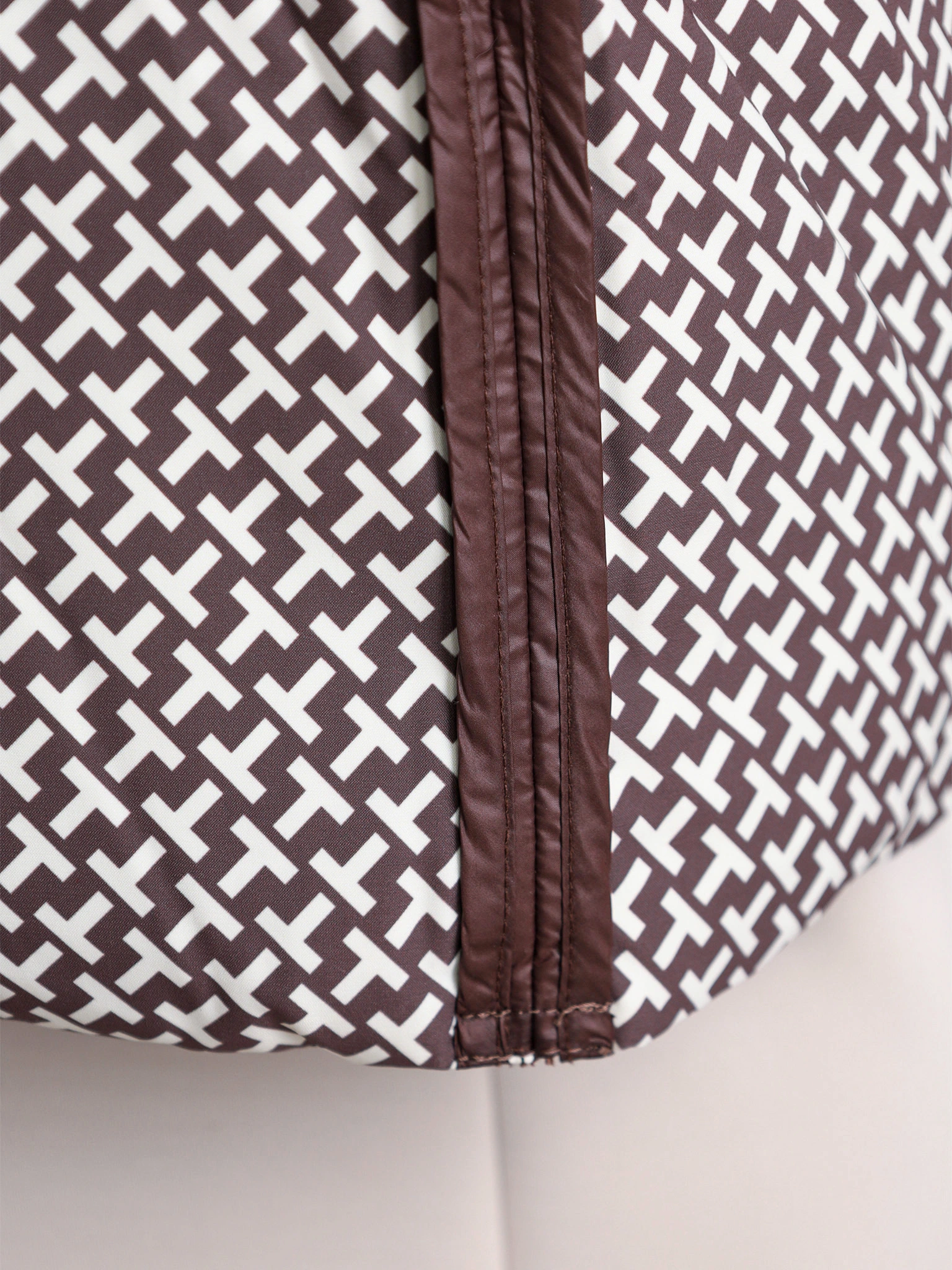 Пуховик коричневого цвета с капюшоном